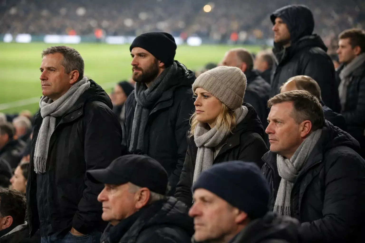 Aficionados viendo partido de fútbol en directo desde las gradas